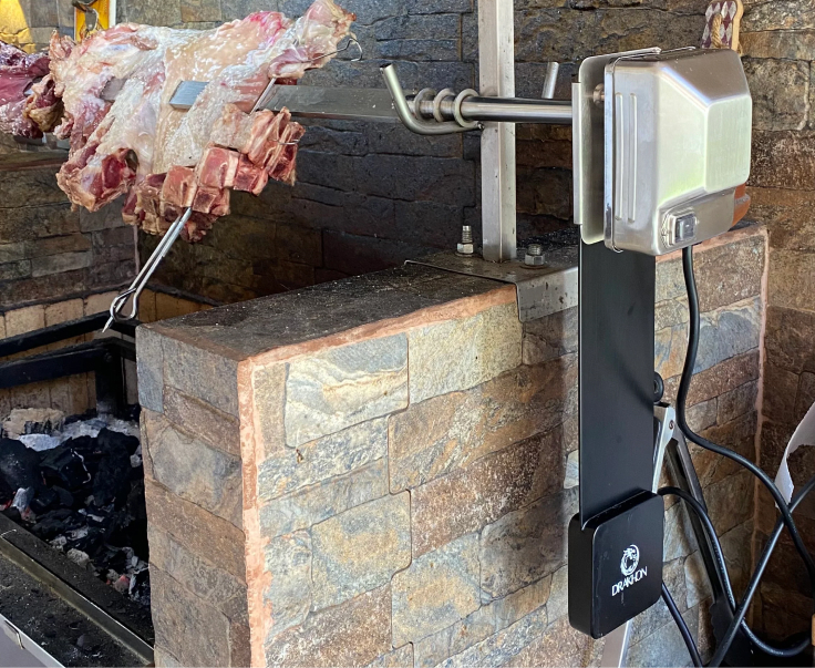 Kit Drakhon hace el asado, Tú disfruta el momento mientras todo gira y se cocina perfecto.